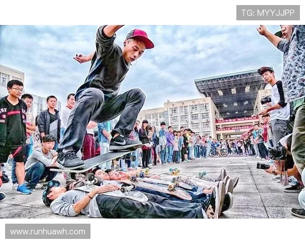 南京滑板队默契配合揭秘：滑板运动背后的团队精神与技巧展示